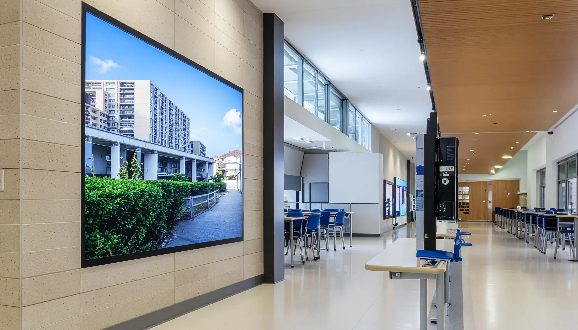 専門学校向けサイネージ